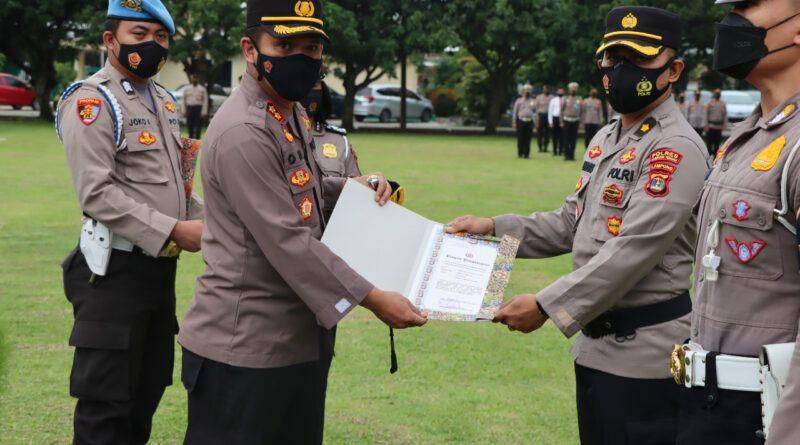 Kapolres Lampung Tengah AKBP Oni Prasteya, memberikan penghargaan 448 personel Polres Lampung Tengah, Senin (10/1/2022). (Dok Polres Lampung Tengah).