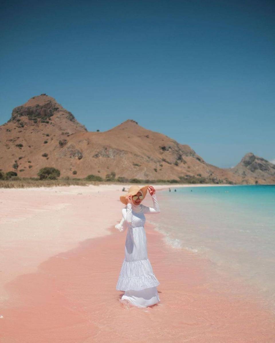 Pink Beach, Nusa Tenggara Timur (instagram.com/dindahw)