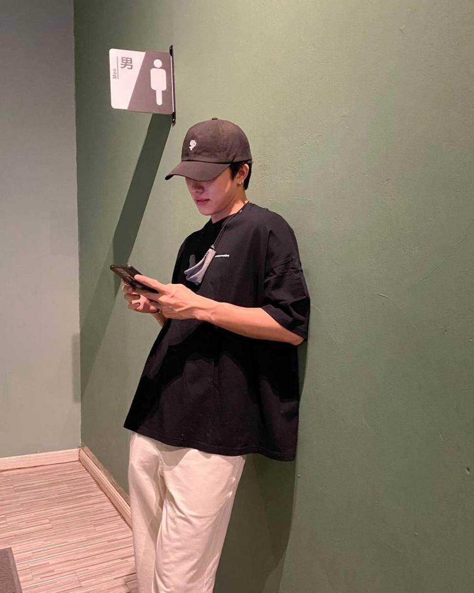 earth tone outfit ala Boom Jiratpisit (instagram.com/bxxm_jj)