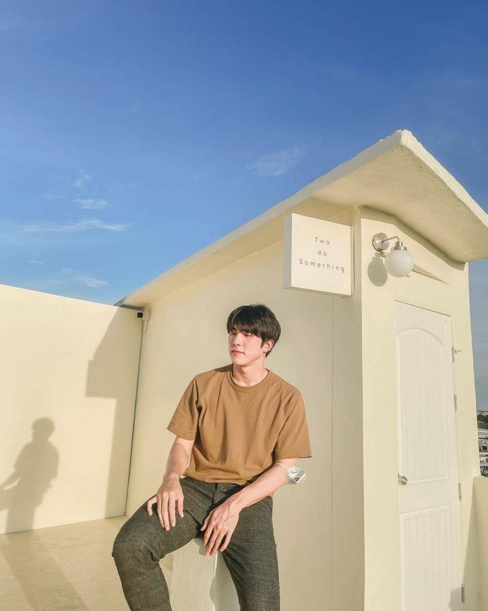 earth tone outfit ala Boom Jiratpisit (instagram.com/bxxm_jj)