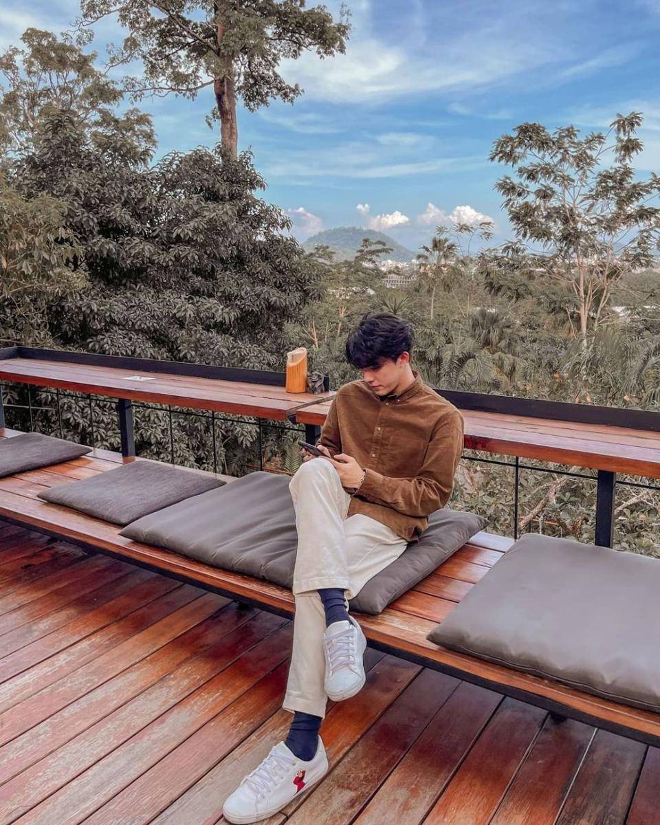 earth tone outfit ala Boom Jiratpisit (instagram.com/bxxm_jj)