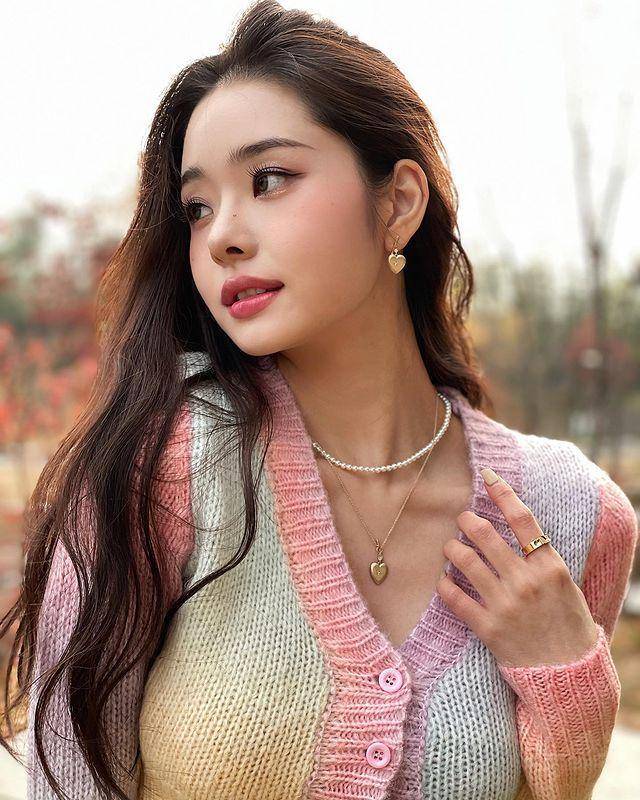 Song Ji A (instagram.com/dear.zia)|