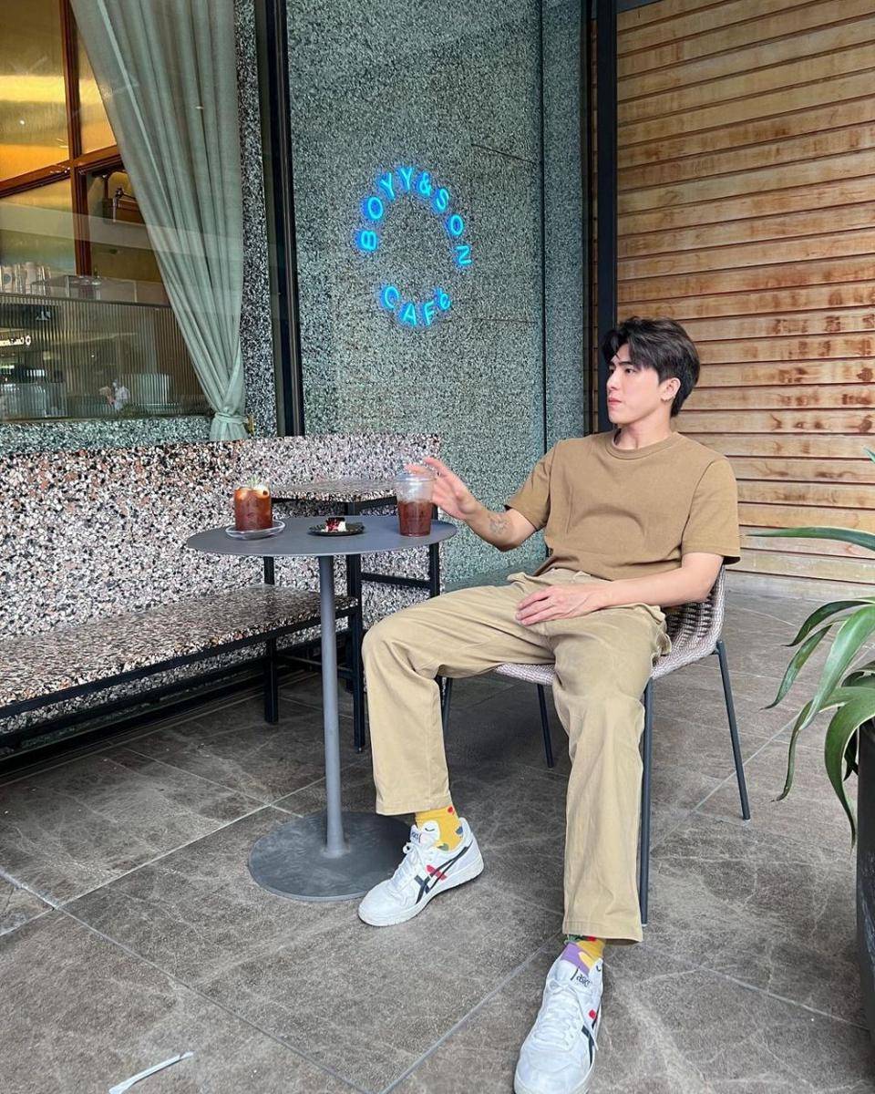 earth tone outfit ala Boom Jiratpisit (instagram.com/bxxm_jj)