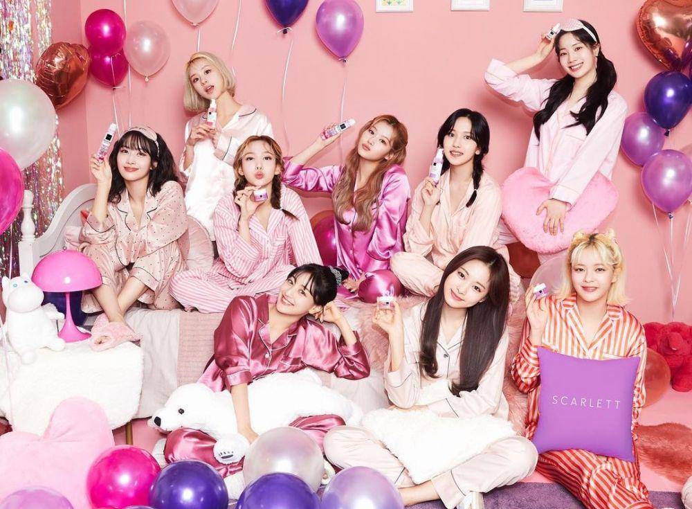 TWICE sebagai brand ambassador dari Scarlett Whitening. (instagram.com/scarlett_whitening)
