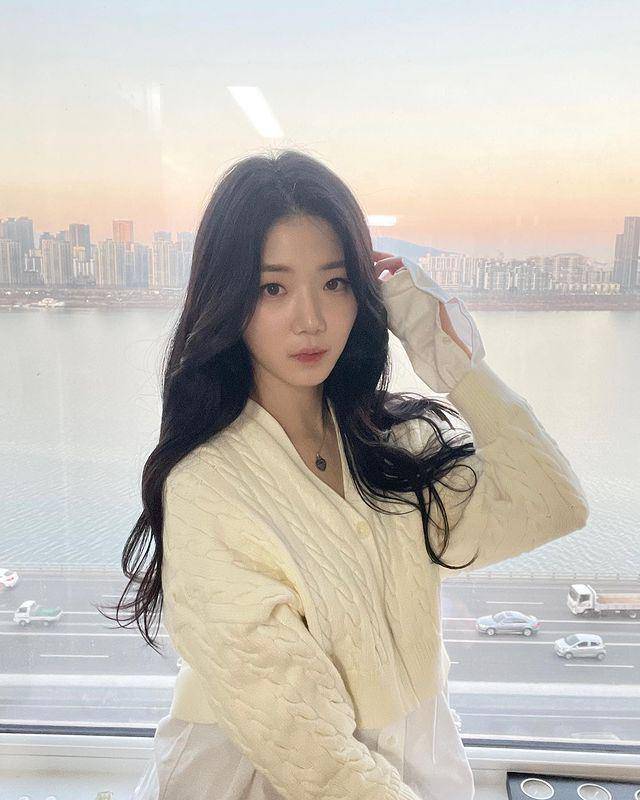 Shin Ji Yeon (instagram.com/jiiiyeonie__)