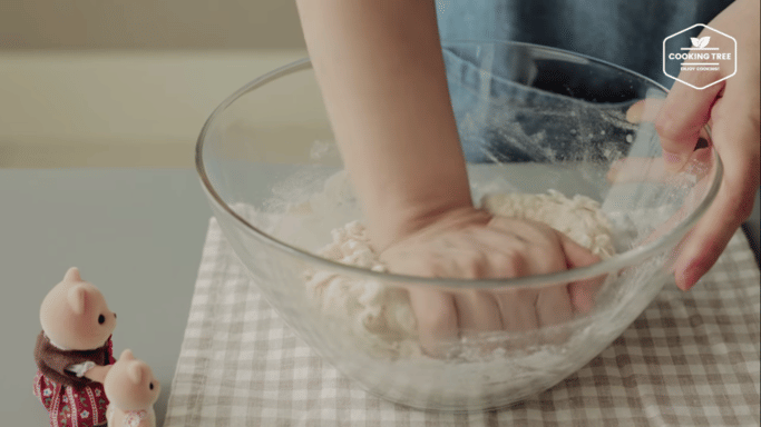 ilustrasi menguleni adonan (dok. youtube.com/Cooking tree 쿠킹트리)