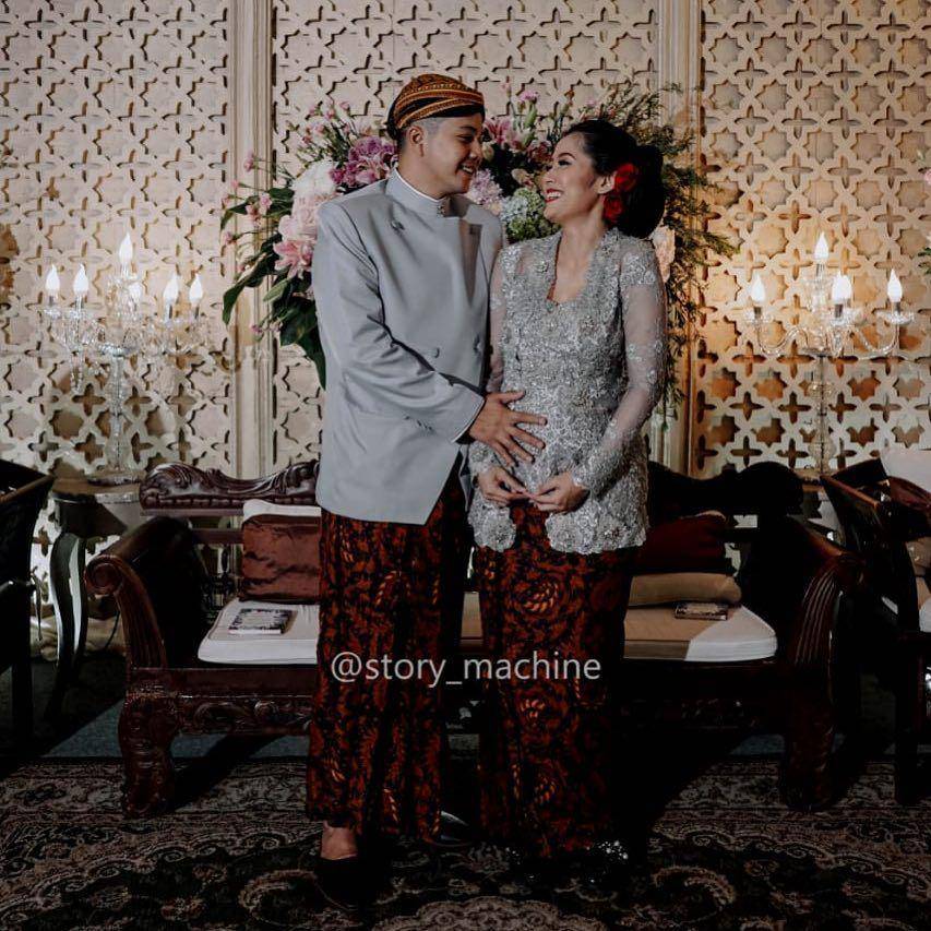 Gaya kondangan Ardina Rasti dan Arie Andika (instagram.com/ardinarasti6)