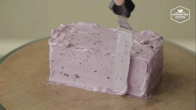 ilustrasi menghias kue (dok. youtube.com/Cooking tree 쿠킹트리)
