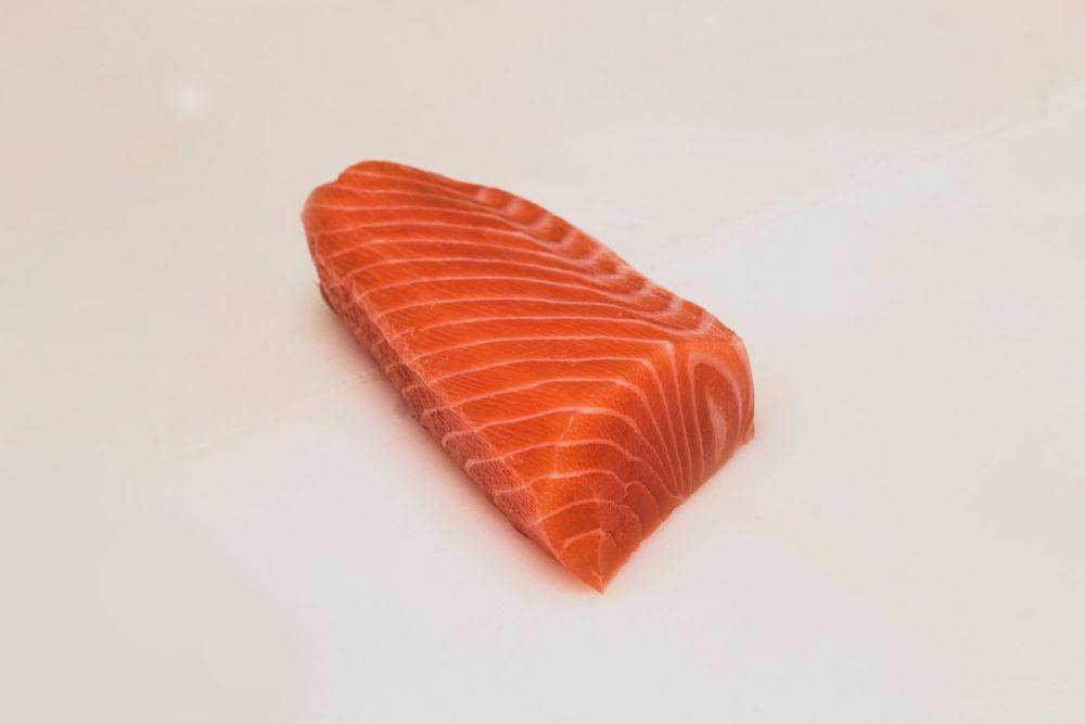 ilustrasi daging ikan salmon (unsplash.com/Abstral Official)