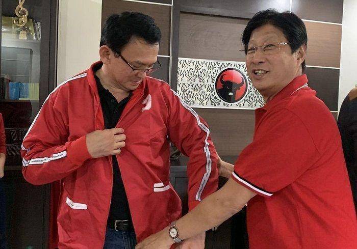 Basuki Tjahaja "Ahok" Purnama dipakaikan jaket PDI Perjuangan (Twitter.com/@imadya)