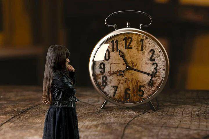 Ilustrasi anak perempuan dan sebuah jam(pixabay.com/un-perfekt)