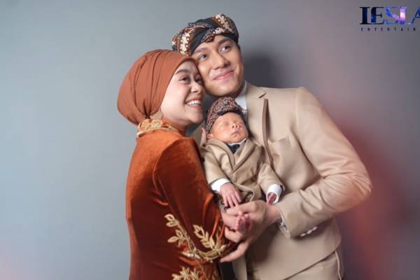 Lesti Kejora dan keluarga (YouTube.com/LeslarEntertainment)