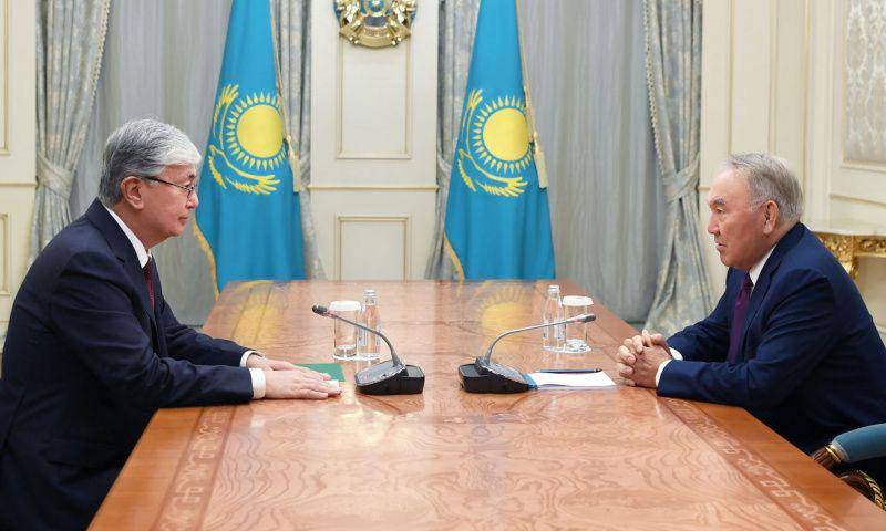 Presiden Kazakhstan Kassym-Jomart Tokayev dan Nursultan Nazarbayev. (twitter.com/SantiMayor)