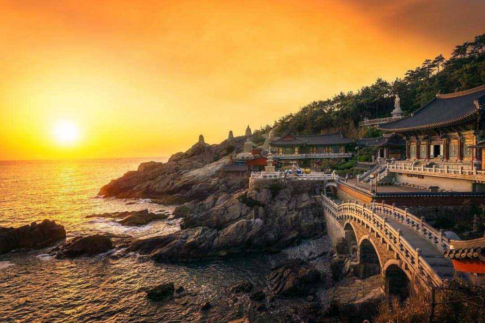 Kuil Haedong Yonggungsa (instagram.com/ktoid)