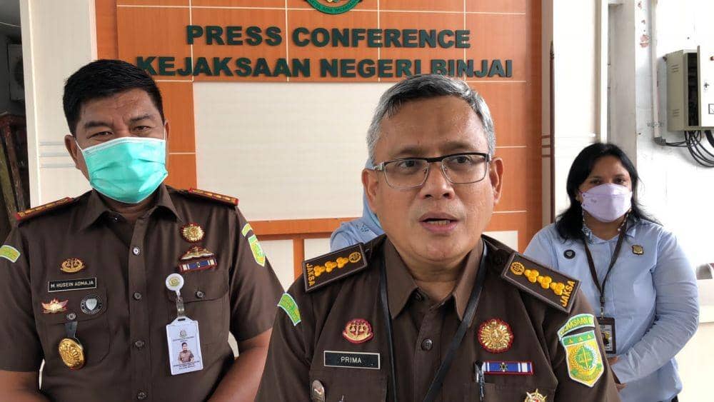 Asdatun didampingi Kajari Binjai dan staf Kejari Binjai saat memberikan keterangan (IDN Times/ istimewa)