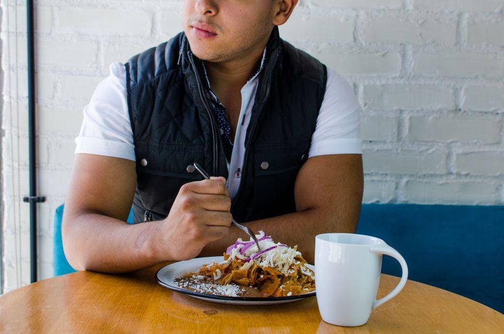 ilustrasi pria sedang menyantap makan siang (unsplash.com/Mike Mayer)