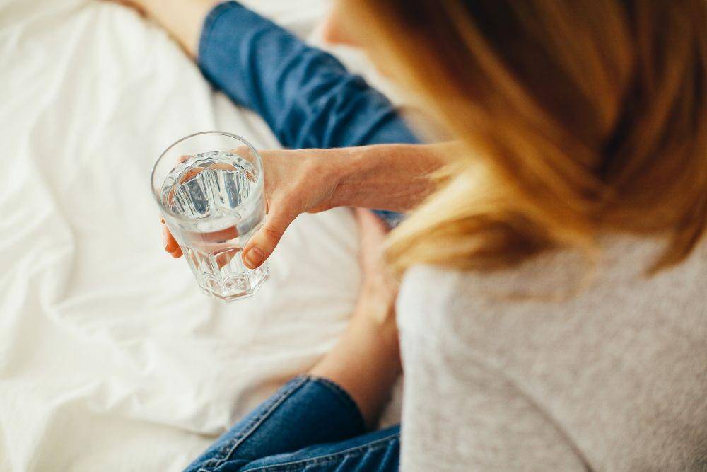 ilustrasi minum air (pexels.com/Daria Shevtsova)