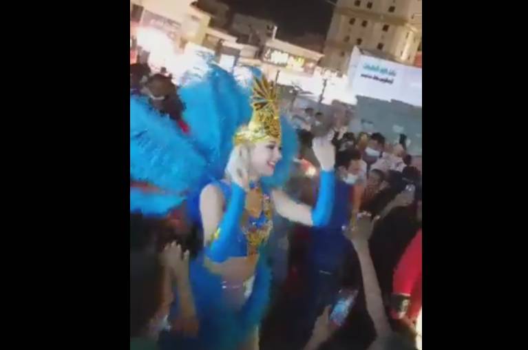 Tangkapan layar dari video penari Samba Arab Saudi yang berpakaian minim. (twitter.com/sebastian usher)
