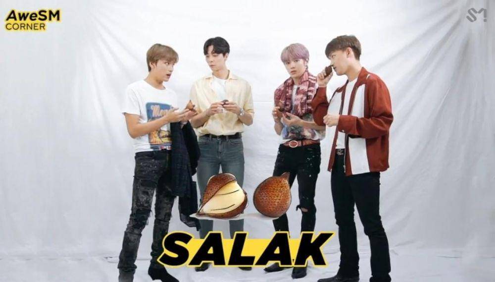 Haechan, Johnny, Taeyong, dan Taeil mencoba buah salak (instagram/smtown_idn)