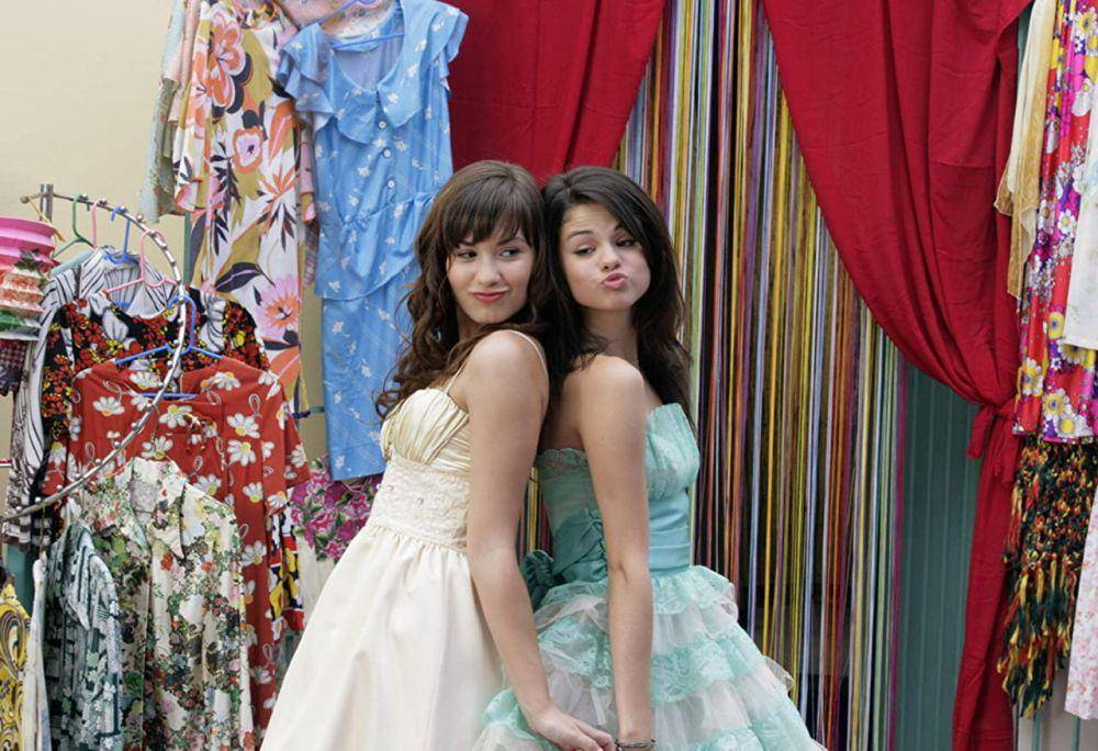 Demi Lovato dan Selena Gomez dalam film Princess Protection Program (dok. Disney/Princess Protection Program)