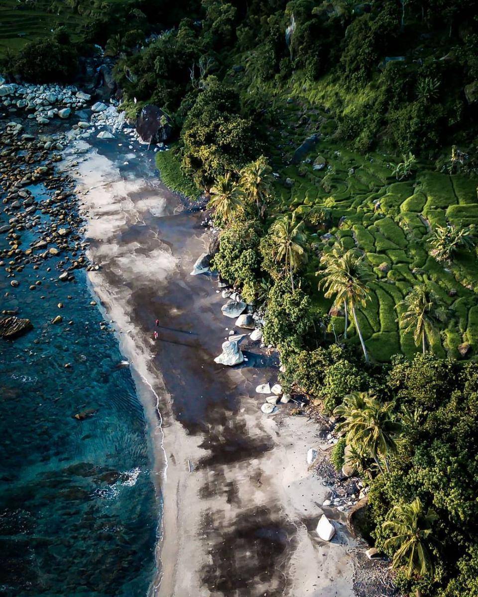 Pantai Pangasan. (instagram.com/dronecahndeso)