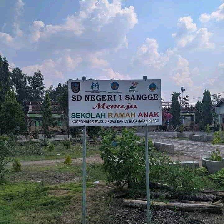 papan informasi kocak (instagram.com/humorsantuy)