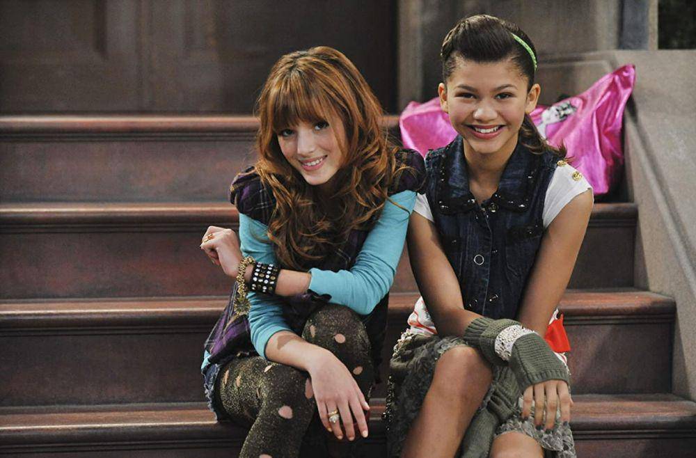 Bella Thorne dan Zendaya dalam Shake It Up (dok. Disney/Shake It Up)