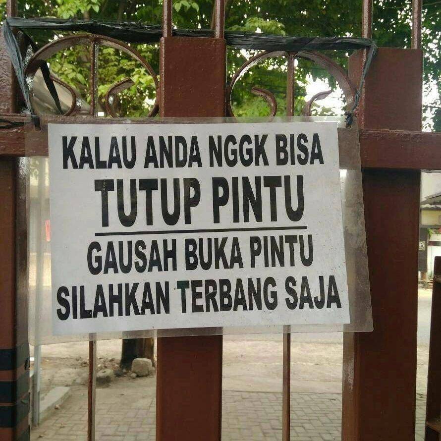 papan informasi kocak (instagram.com/ngumpulreceh)