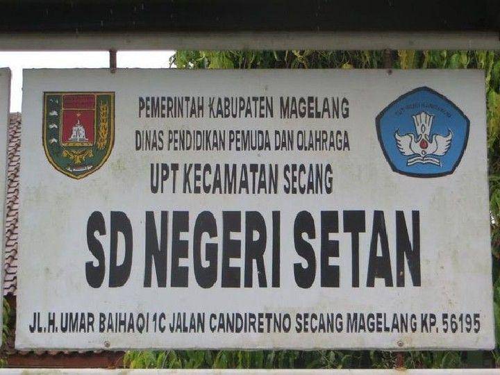 papan informasi kocak (instagram.com/kebebasanrakyat)