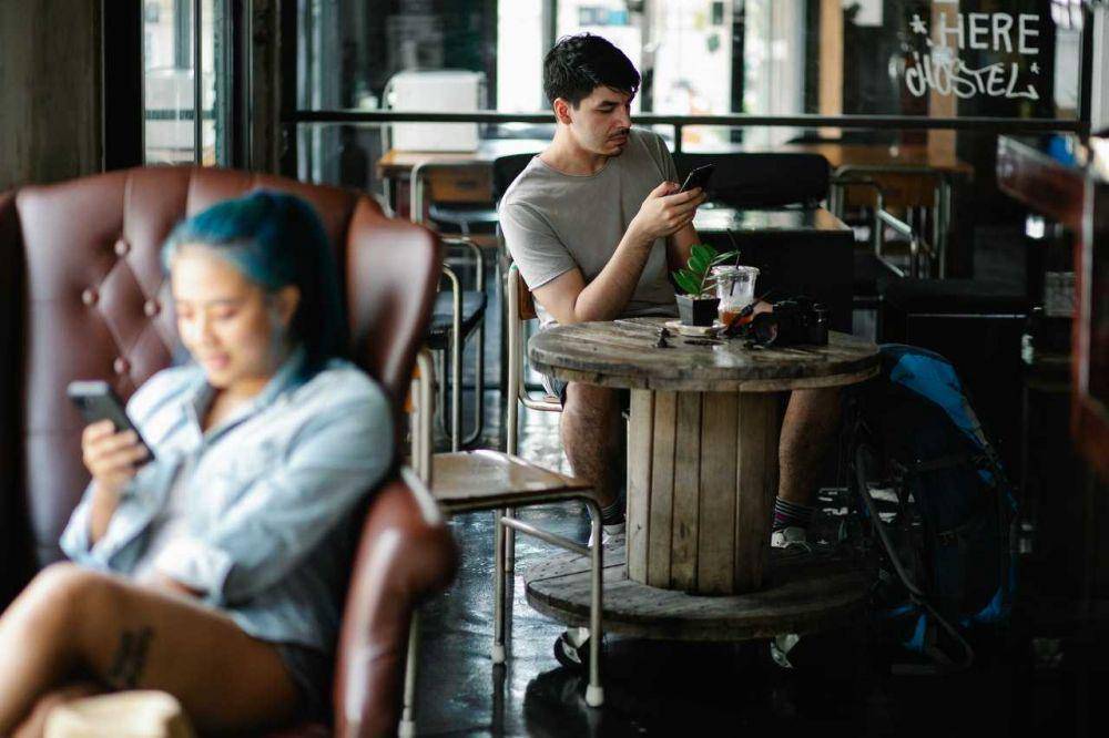 ilustrasi sama-sama cuek (pexels.com/George Pak)