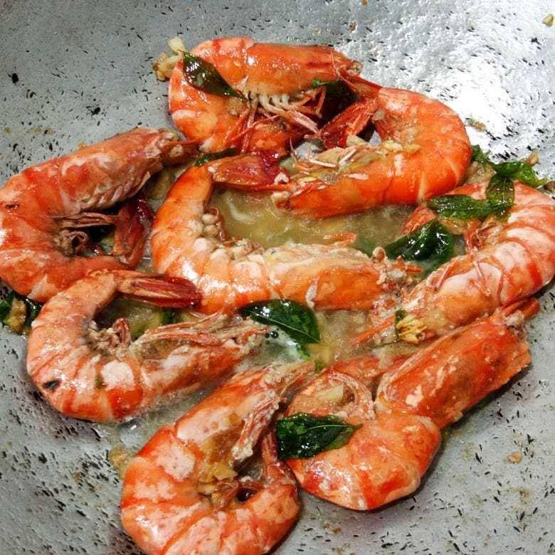 ilustrasi menumis udang (instagram.com/zanaabilisberlada)