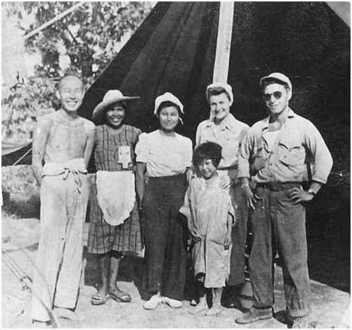 Guy Gabaldon (kanan) berpose dengan kelompok yang mencakup tahanan Jepang pada tahun 1944. (commons.wikimedia.org/US Marine)