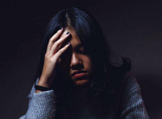 gambar perempuan yang sedang terpuruk (unsplash.com/Anh Nguyen)
