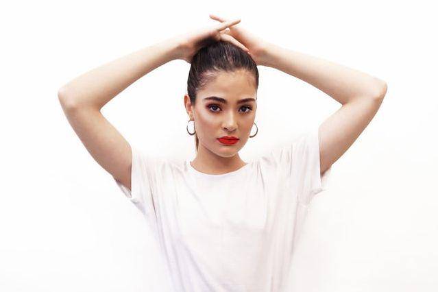 gambar perempuan yang merasa insecure dengan penampilannya (unsplash.com/Alex Hddife)