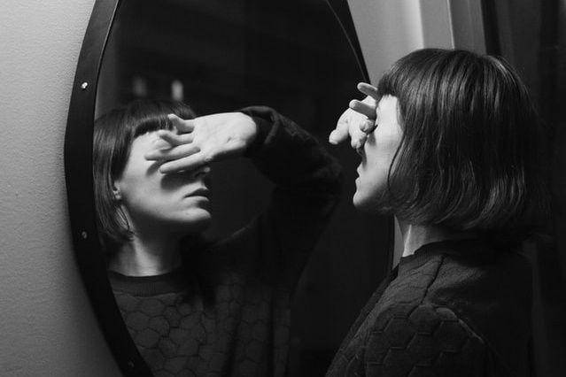 gambar perempuan sedang berdiri di depan cermin (unsplash.com/Milada Vigerova)