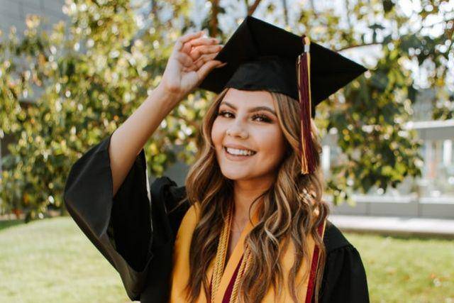 gambar perempuan yang baru saja di wisuda (unsplash.com/Omar Lopez)