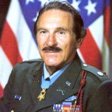 Letnan Kolonel Matt Louis Urban setelah menerima Medal of Honor dari Presiden Jimmy Carter (commons.wikimedia.org/Find A Grave)