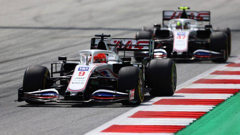 Nikita Mazepin dan Mick Schumacher pada sebuah balapan (formula1.com)