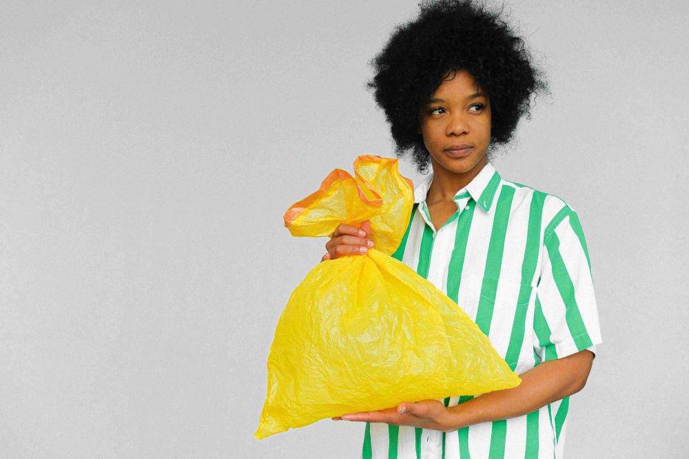 Ilustrasi memegang kantong sampah (Pexels.com/Anna Shvets)