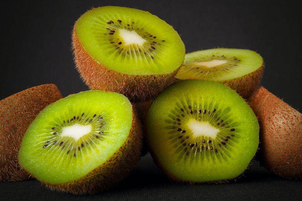 beberapa buah kiwi (pexels.com/dmitry-demidov-515774)