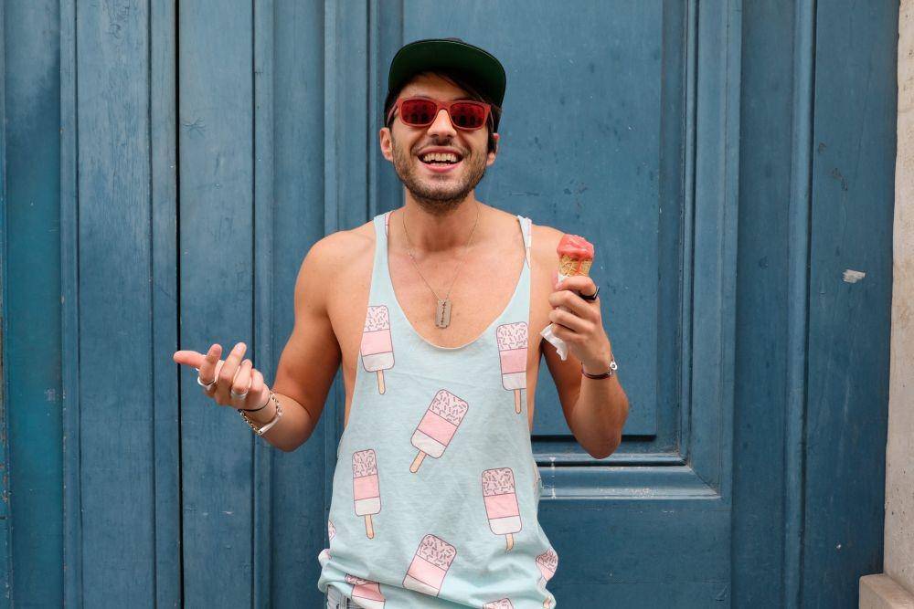 ilustrasi laki-laki memegang ice cream (pexels.com/Reead)