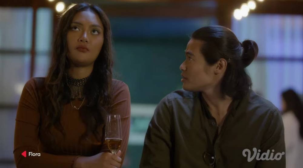 cuplikan adegan Erika Carlina dan Mike Ethan di series 'Flora' (youtube.com/Vidio)