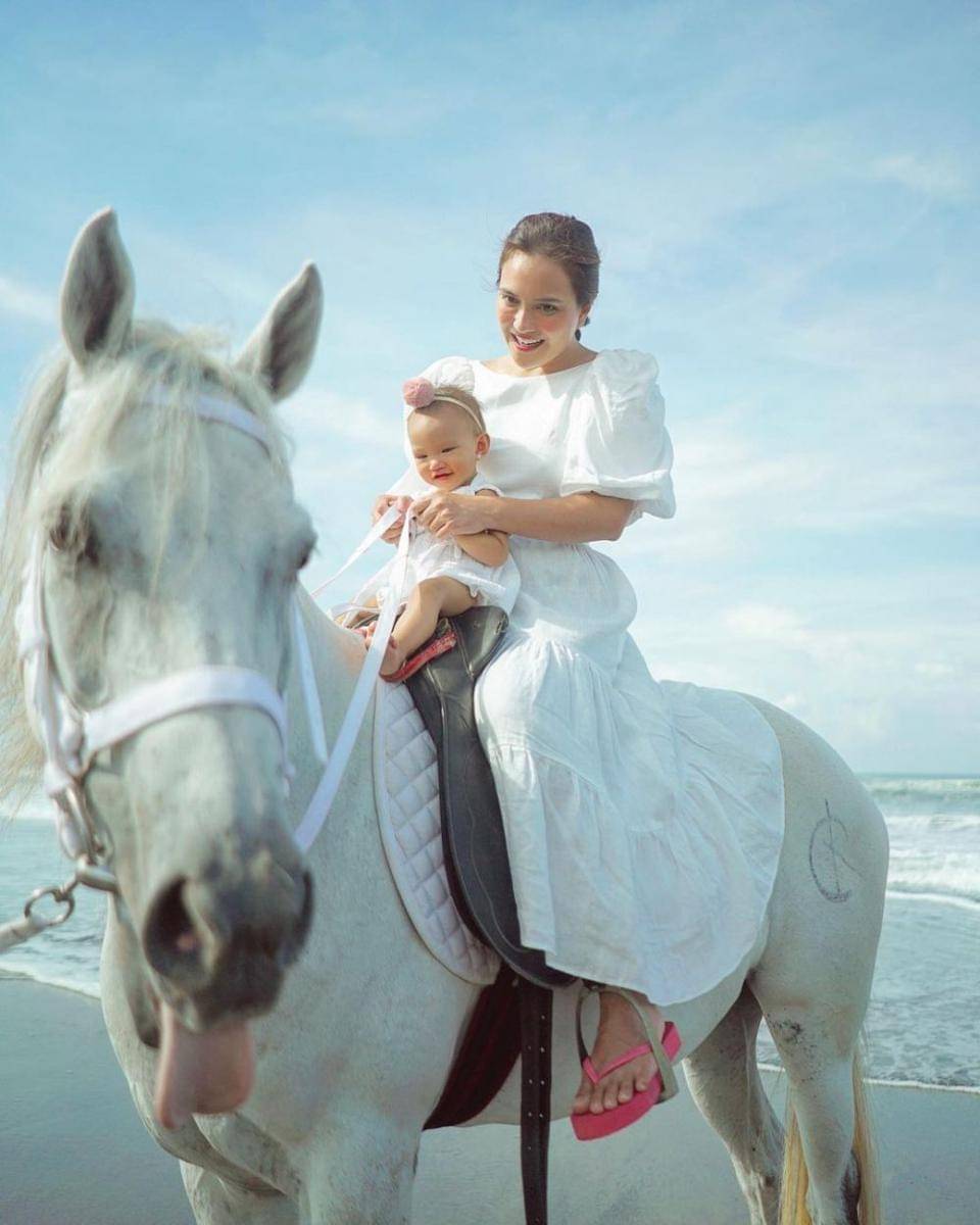 Shandy Aulia dan anak saat liburan di pantai (instagram.com/shandyaulia)