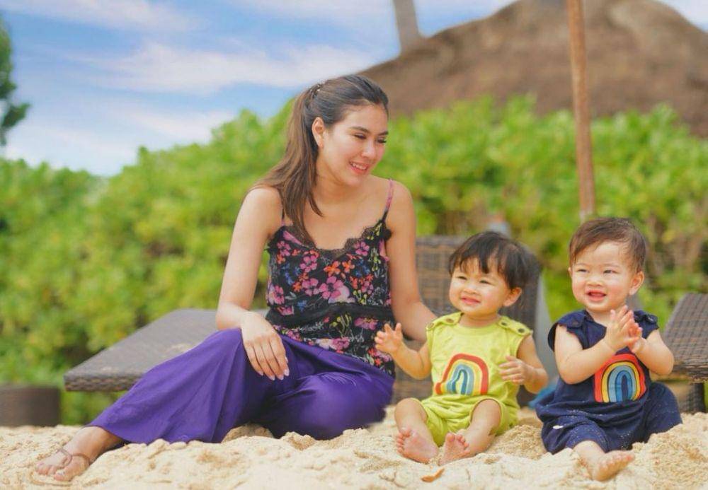 Syahnaz sadiqah dan anak saat liburan di pantai (instagram.com/syahnazs)