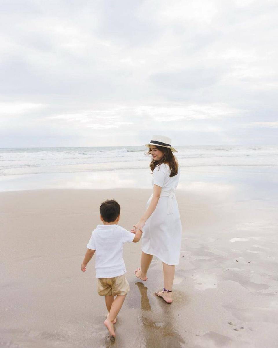 Tasya Kamila dan anak saat liburan di pantai (instagram.com/tasyakamila)