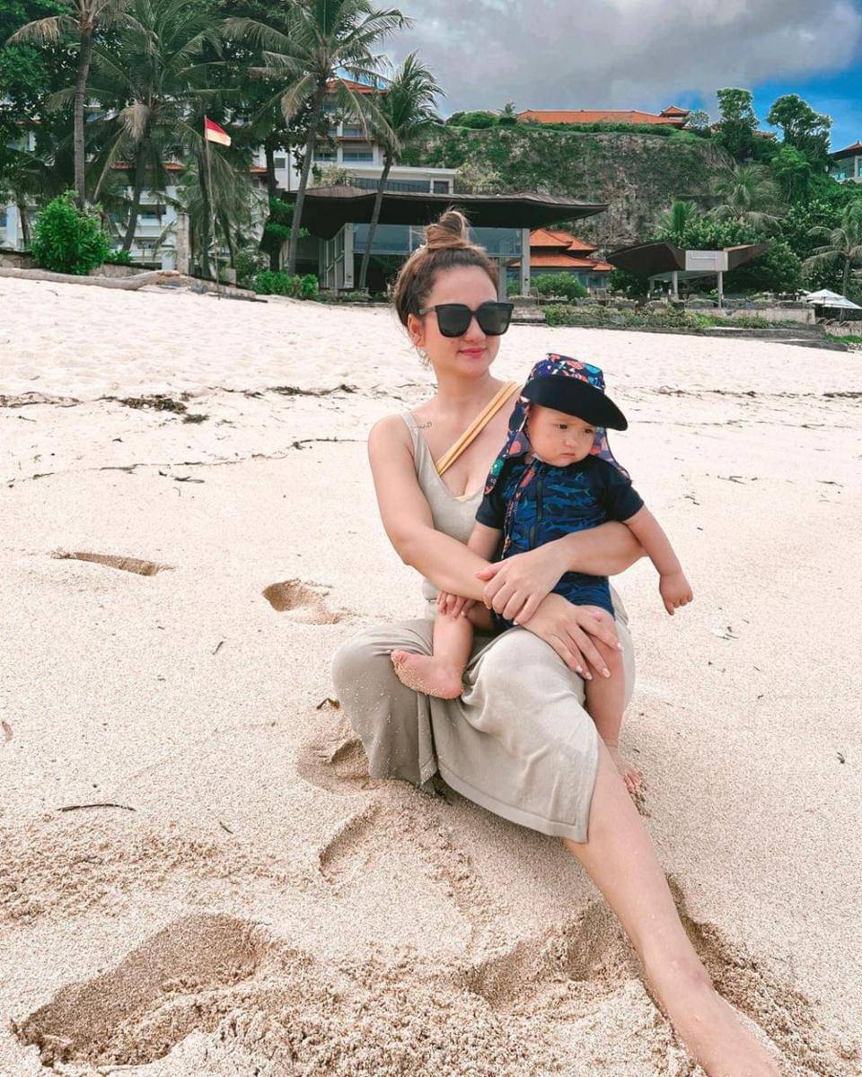 Tengku Dewi Putri bersama buah hati (instagram.com/tengkudewiputri_tdp)
