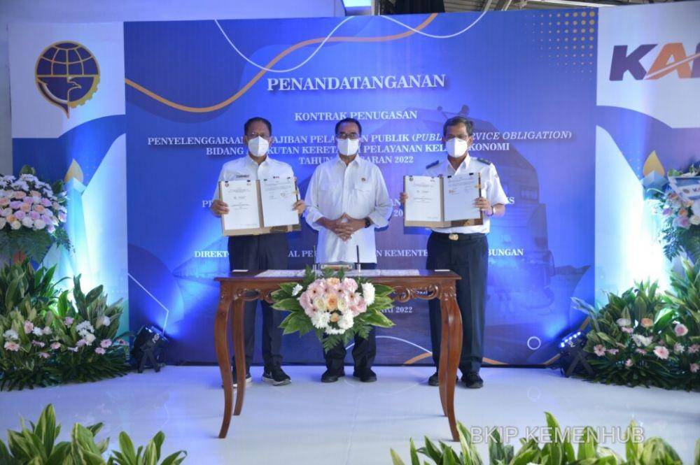 Penandatanganan kontrak penyelenggaran PSO dan subsidi kereta api perintis tahun 2022 (dok. BKIP Kemenhub)