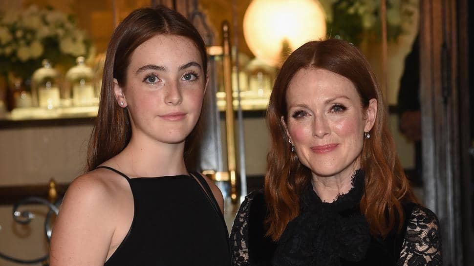 Liv Freundlich dan Julianne Moore (etonline.com)
