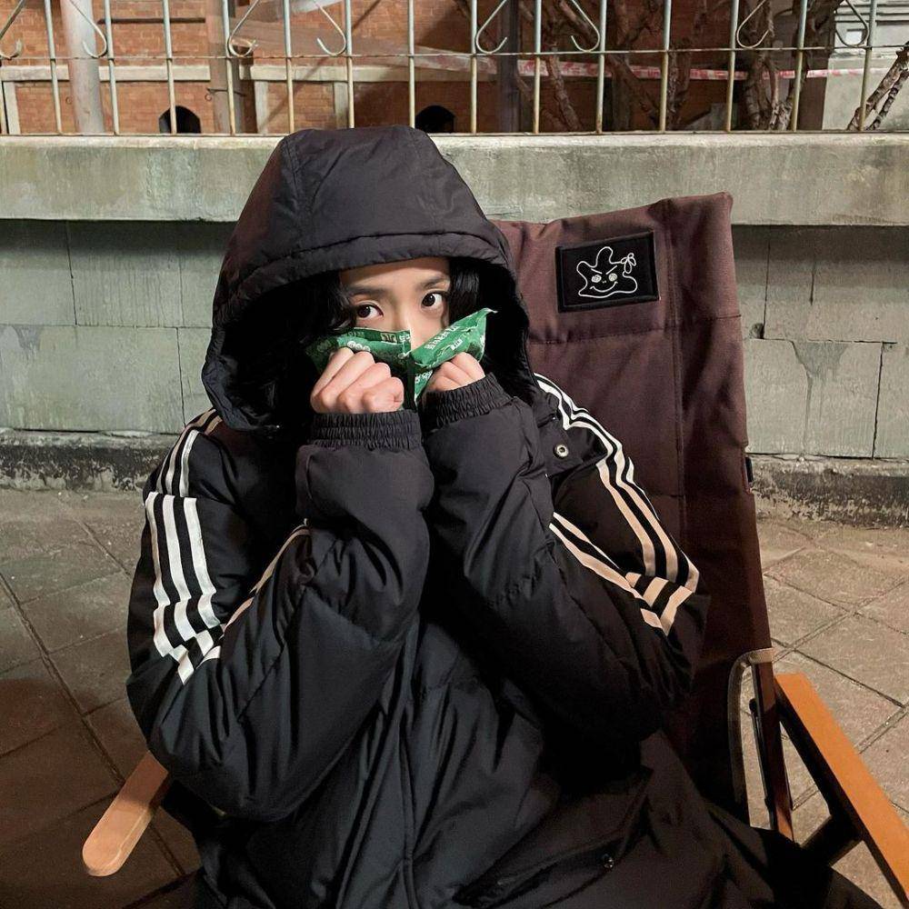 potret Jisoo BLACKPINK di balik layar drama Snowdrop (instagram.com/sooyaaa__)