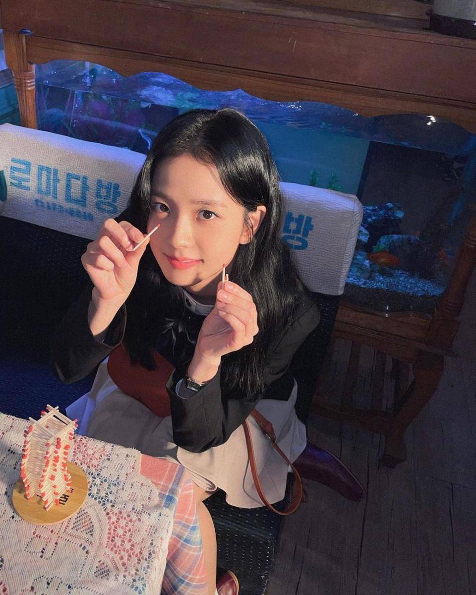 potret Jisoo BLACKPINK di balik layar drama Snowdrop (instagram.com/sooyaaa__)